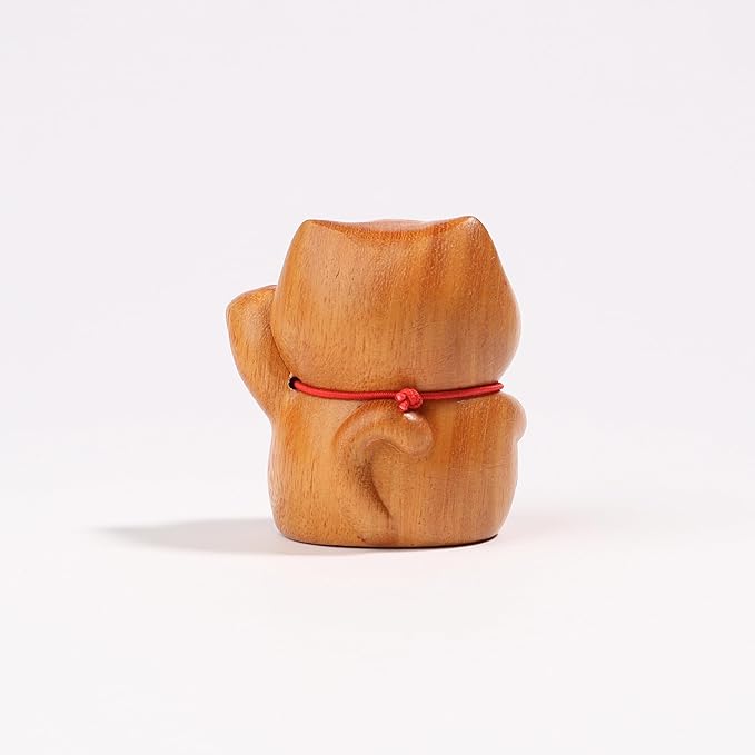 Wooden Maneki Neko Lucky Fortune Cat Figurines, Sculpture Lovely Gift Carved Cat Statue Handmade Wood Kitten Art Carving Work for Home Office Bedroom Living Room Desktop Bookshelf Garden Decoration