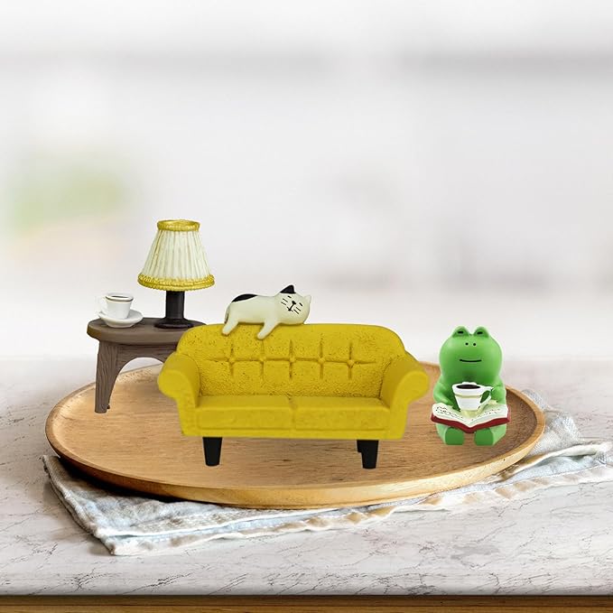 Cute Mini Frog Figurine with Small Sofa and Lamp Table Resin Frog Figure for Office Home Decor - Cute Frog Gift for Frog Lovers (Yellow Sofa)