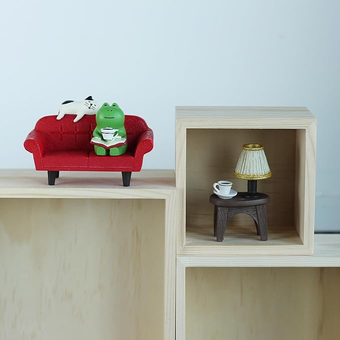 Cute Mini Frog Figurine with Small Sofa and Lamp Table Resin Frog Figure for Office Decor (Red Long Sofa)