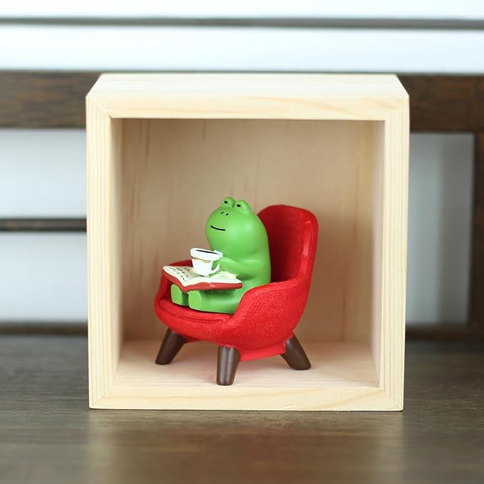 Cute Mini Frog Figurine with Small Sofa Resin Frog Figure for Office Home Decor - Cute Frog Gift for Frog Lovers (Red Sofa)