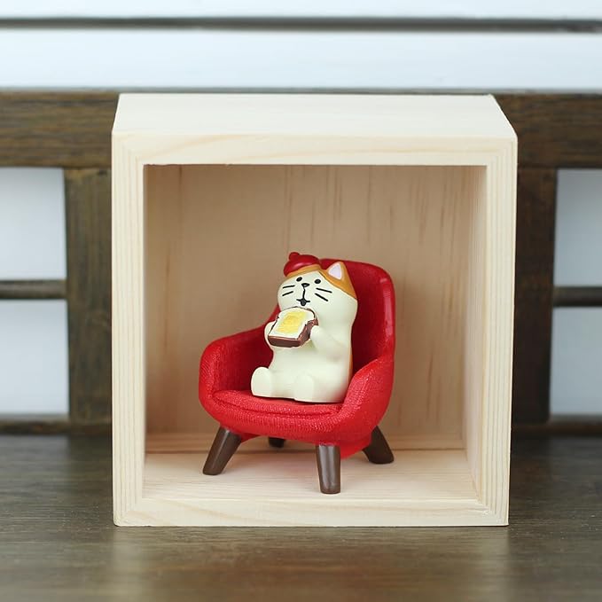 Cute Mini Cat Eating Toast Bread Figurine with Small Sofa Resin Figure for Office Home Decor for Cat Lovers (Red Sofa)