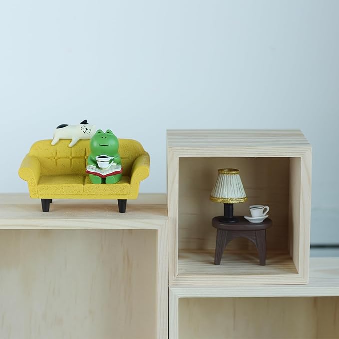 Cute Mini Frog Figurine with Small Sofa and Lamp Table Resin Frog Figure for Office Home Decor - Cute Frog Gift for Frog Lovers (Yellow Sofa)