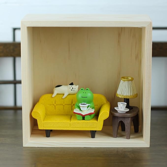 Cute Mini Frog Figurine with Small Sofa and Lamp Table Resin Frog Figure for Office Home Decor - Cute Frog Gift for Frog Lovers (Yellow Sofa)