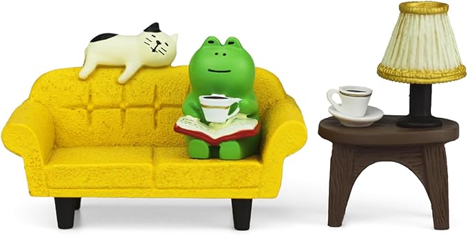 Cute Mini Frog Figurine with Small Sofa and Lamp Table Resin Frog Figure for Office Home Decor - Cute Frog Gift for Frog Lovers (Yellow Sofa)