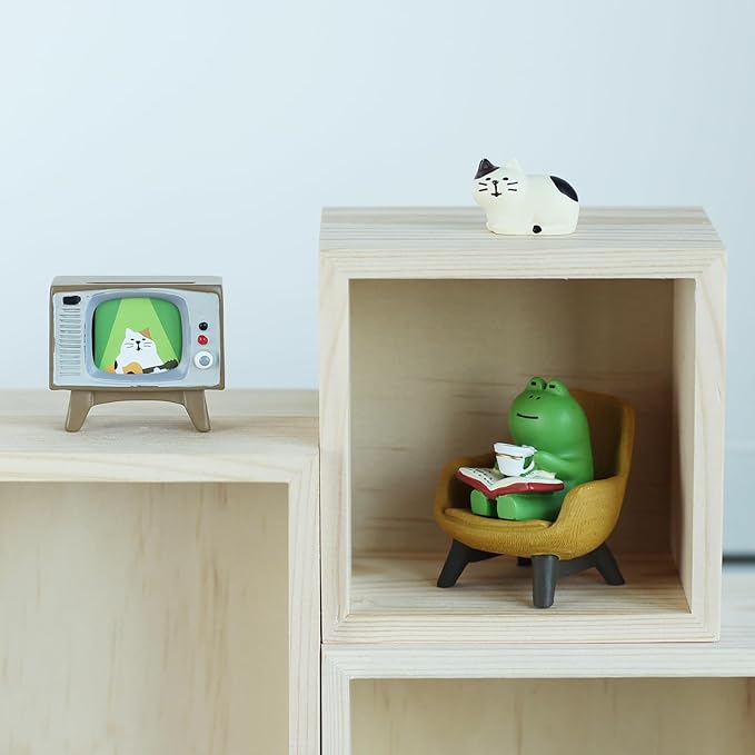 Cute Mini Frog and Cat Figurine with Small Sofa and TV Resin Figure for Office Home Decor Perfect Cute Frog Gift and Cat Gift