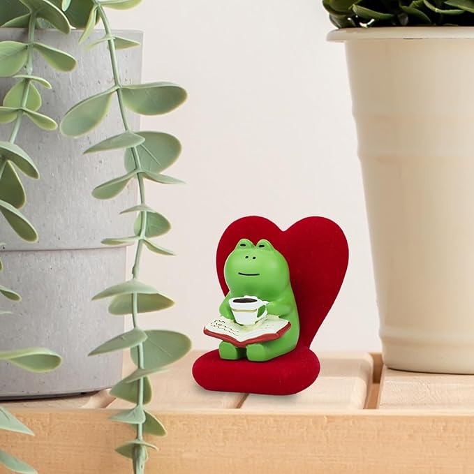 Cute Mini Frog Figurine with Small Sofa Resin Frog Figure for Office Home Decor - Cute Frog Gift for Frog Lovers (Love Shaped Sofa)