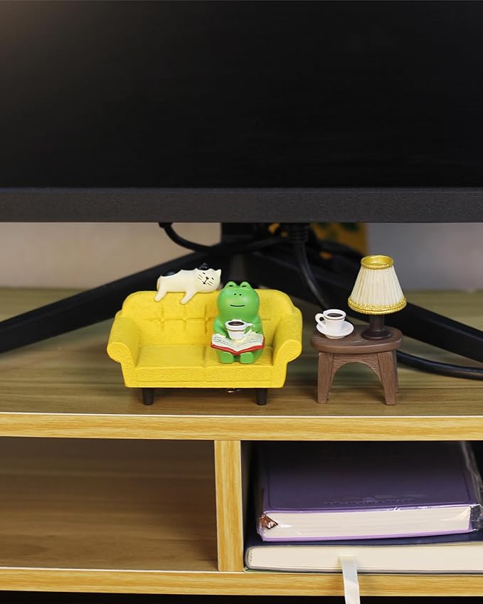 Cute Mini Frog Figurine with Small Sofa and Lamp Table Resin Frog Figure for Office Home Decor - Cute Frog Gift for Frog Lovers (Yellow Sofa)