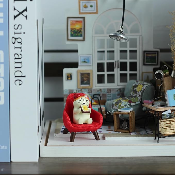 Cute Mini Cat Eating Toast Bread Figurine with Small Sofa Resin Figure for Office Home Decor for Cat Lovers (Red Sofa)