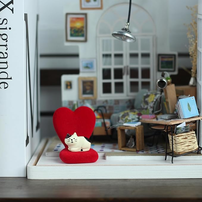 Cute Mini Cat Figurine with Small Sofa Resin Cat Figure for Office Home Decor - Cute Cat Gift for Cat Lovers (Love Shaped Sofa)