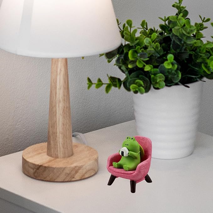 Miniature Frog Figurines Statue - Cute Frog Sculpture for Outdoor Fairy Garden and Desk Decorations - Adorable Frog Figurine Statue Decor for Plant Shelf Desk Office Bedroom(Pink Sofa)