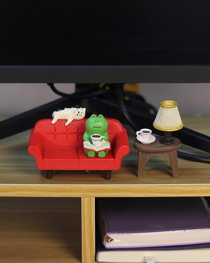 Cute Mini Frog Figurine with Small Sofa and Lamp Table Resin Frog Figure for Office Decor (Red Long Sofa)