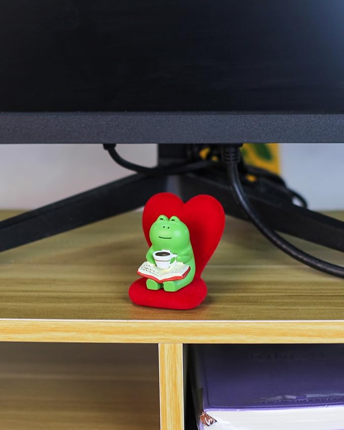 Cute Mini Frog Figurine with Small Sofa Resin Frog Figure for Office Home Decor - Cute Frog Gift for Frog Lovers (Love Shaped Sofa)