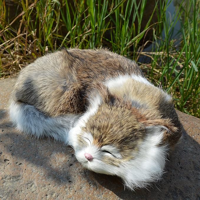 Realistic Furry Sleeping Cat Figurine Simulation Kitty Lifelike Kitten Home Office Shelf Decorative Statue, Synthetic Fur Pet Replica (Brown)