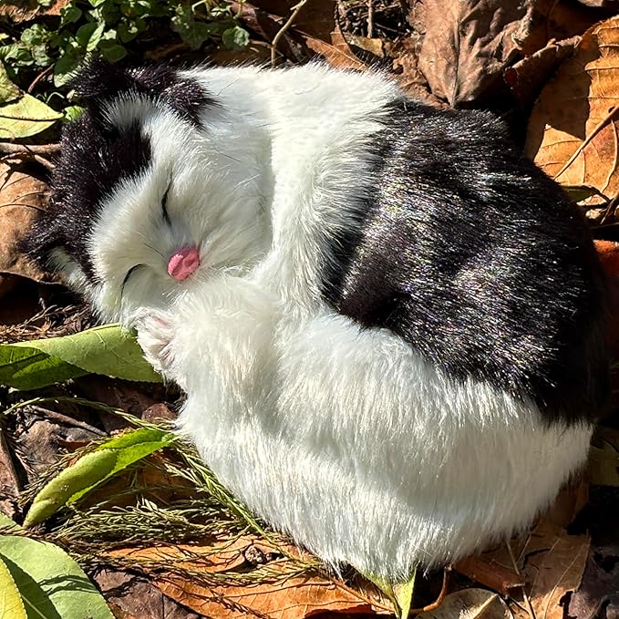 Realistic Furry Black and White Baby Cat Figurine Simulation Sleeping Kitten Home Office Shelf Decorative Statue, Pet Replica, Stuffed Animal, Photo Props